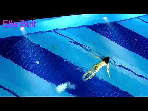 ❤️ Nu mă pot opri din privit, tânără blondă surprinsă înotând goală în piscina stațiunii ELLA BOLT ❤ at ro.sexycamse.top ❤